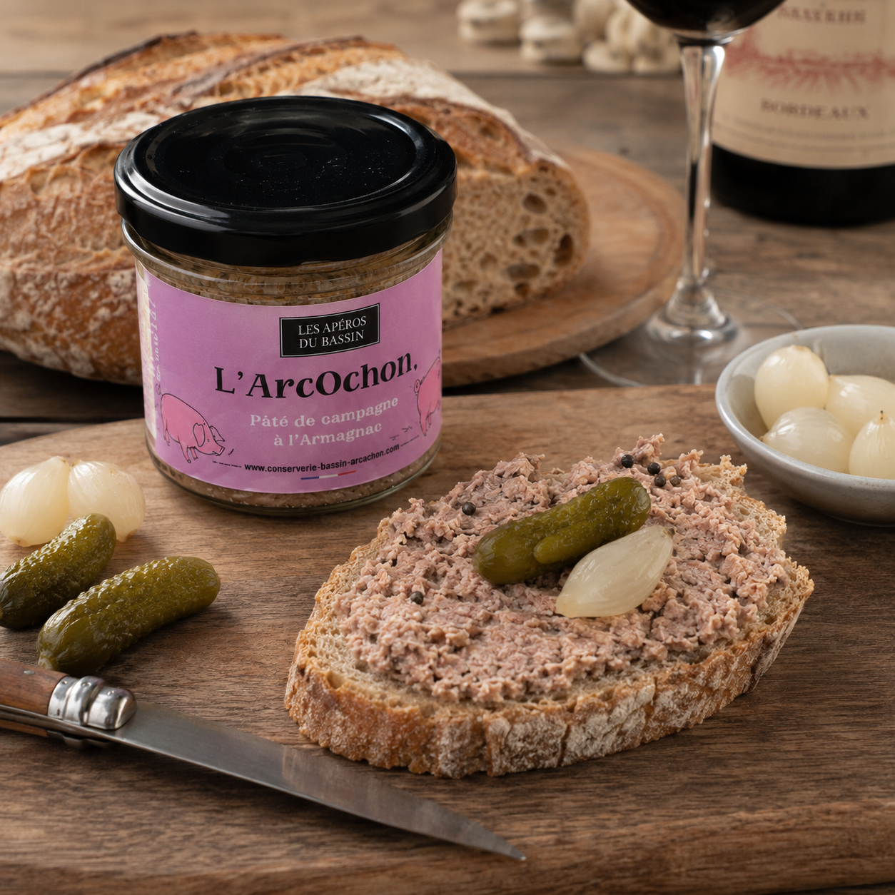 paté arcochon avec du pain et des cornichon